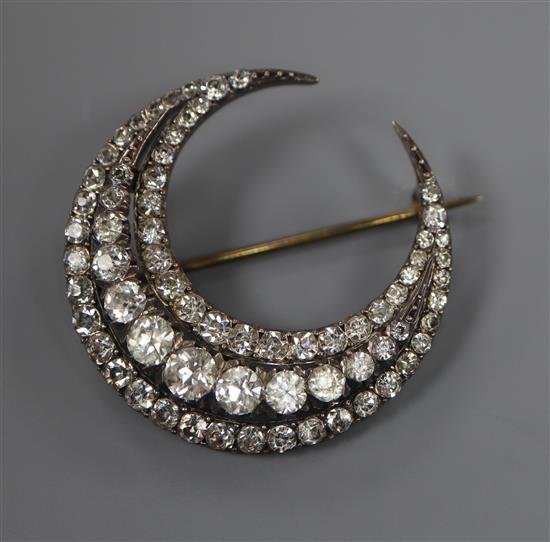 A paste-set white metal crescent brooch, 35mm.